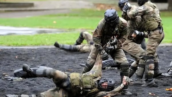 赌钱赚钱app即是梗概在空中滑翔一段距离的炸弹-赌钱网「中国」官方网站